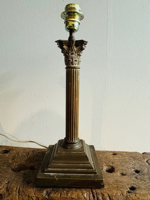 Antieke klassieke lampenvoet 