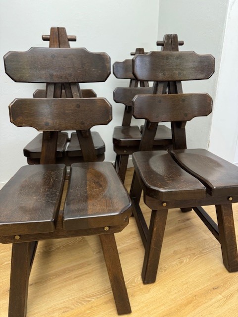 4 brutalist zwaar uitgevoerde eiken eetkamer stoelen
