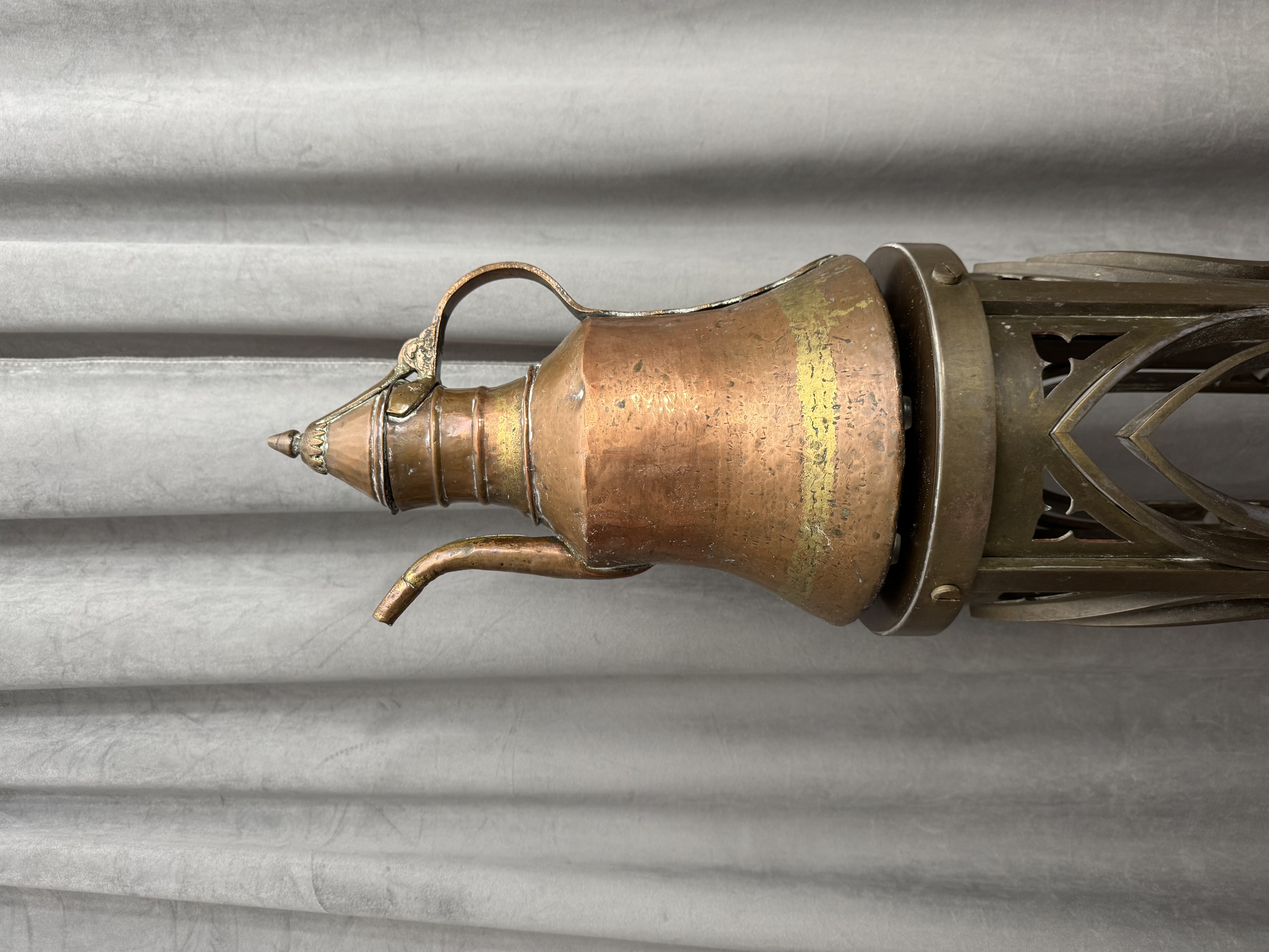 Antieke oosterse koperen kan.