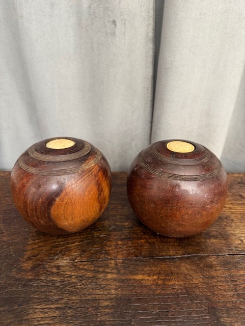 2 oude lawn bowls
