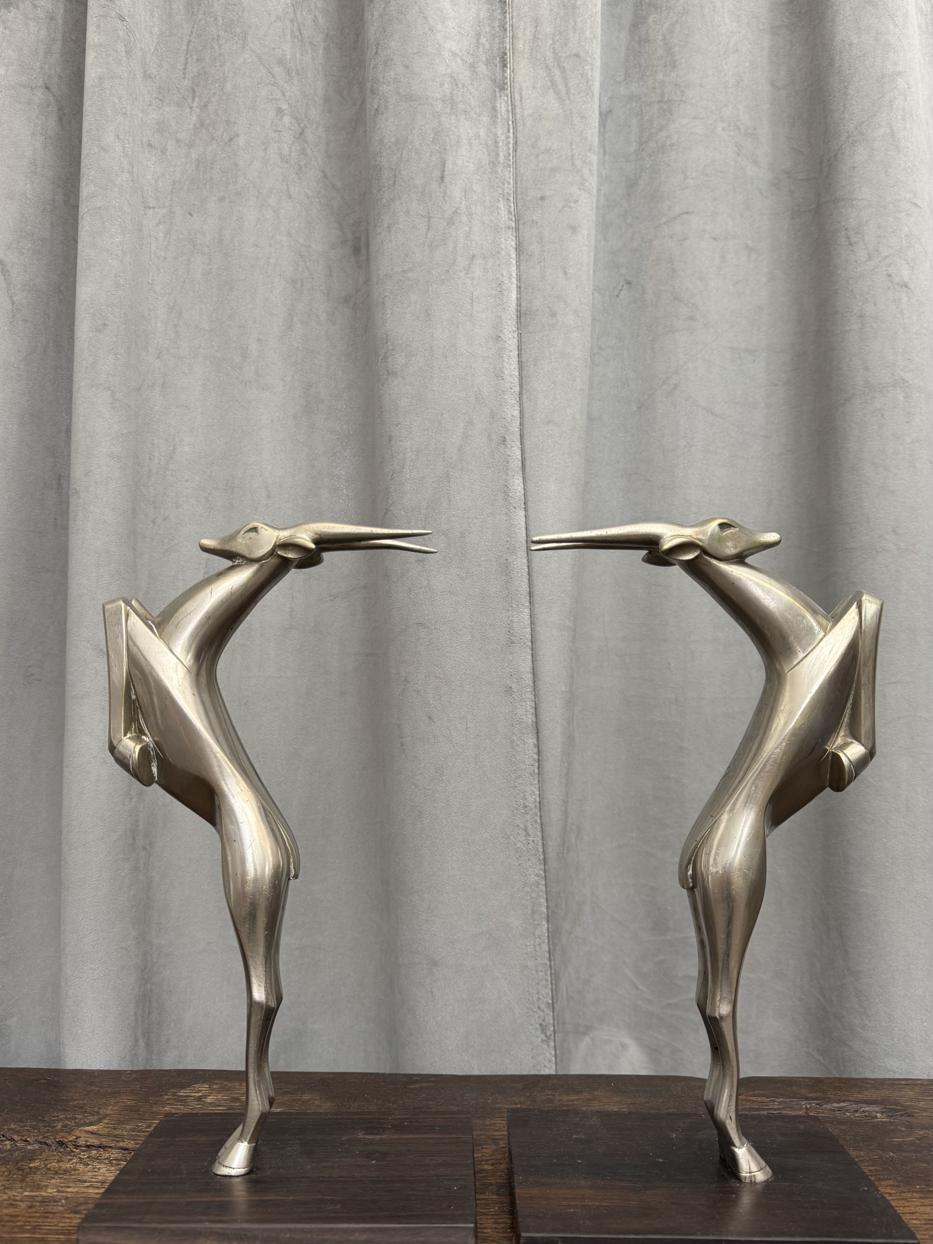 2 forse art deco bronzen sculpturen springbokken