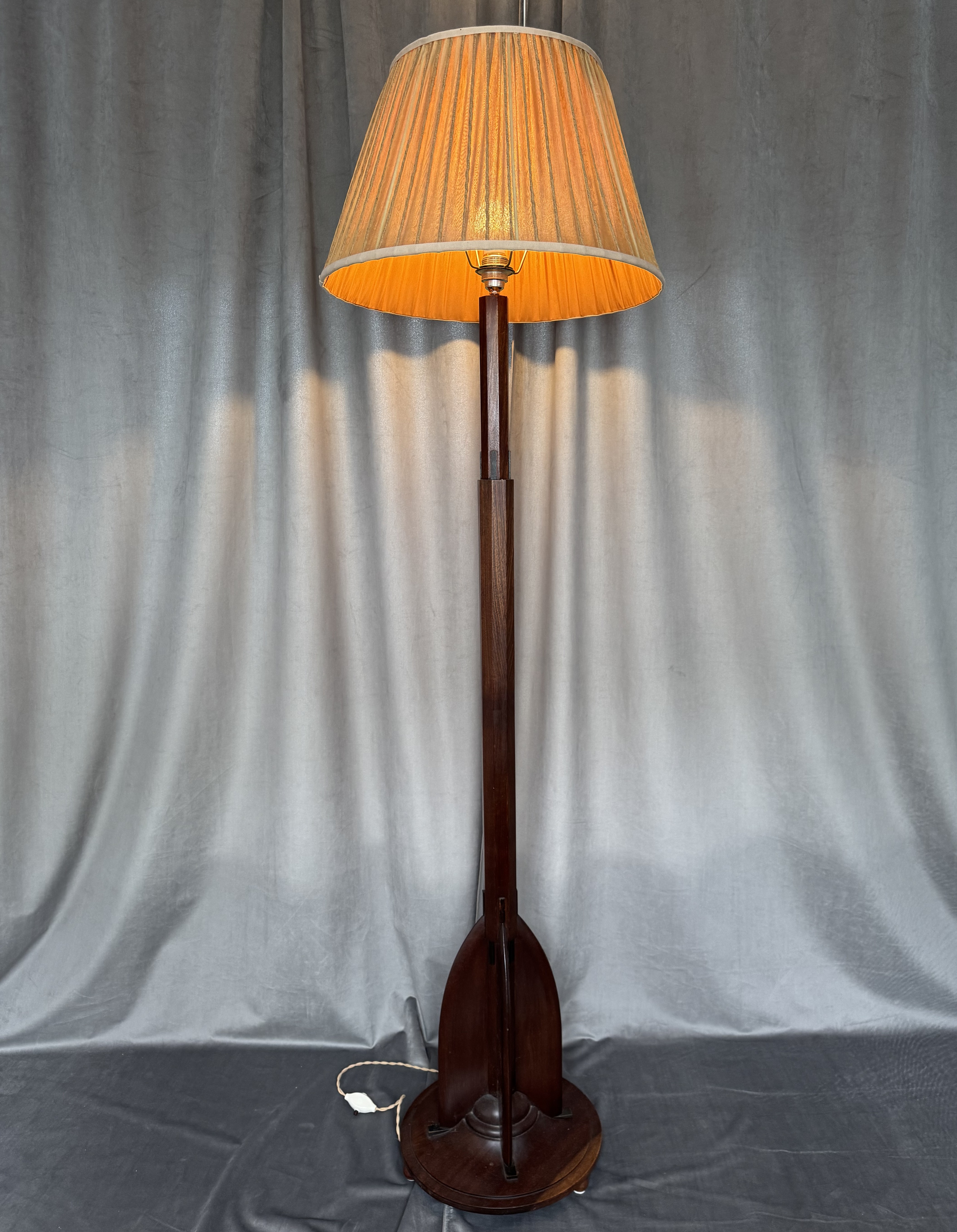 Prachtige luxe Amsterdamse school vloerlamp.