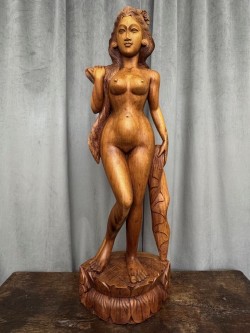 Groot oud beeld van een Balinese dame.